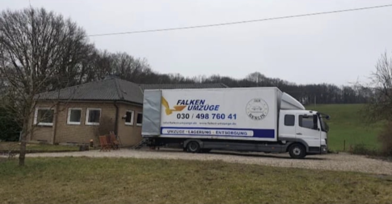Umzugs-LKW von Falken Umzüge bei einem Fernumzug vor einem Haus außerhalb von Berlin