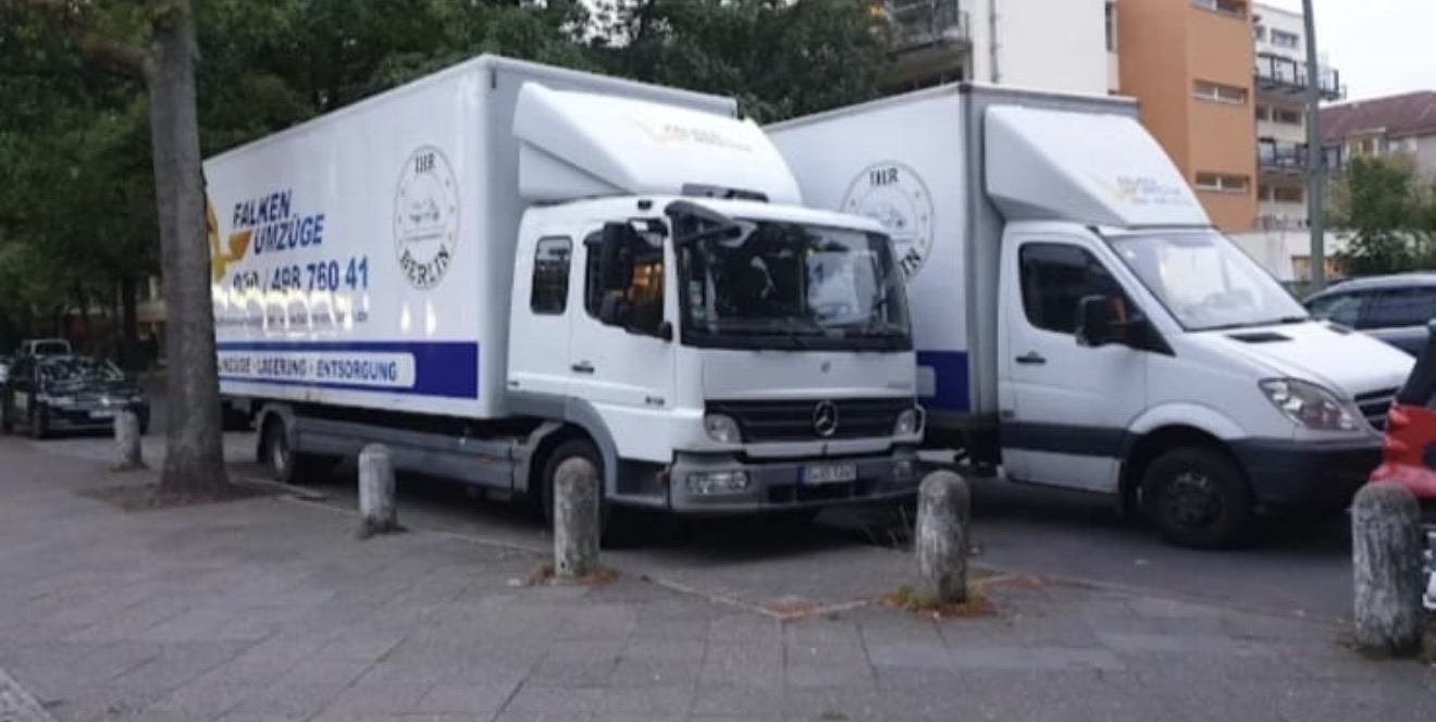 Fuhrpark von Falken Umzüge mit Umzugs-LKW und Transporter in einer Berliner Wohnstraße